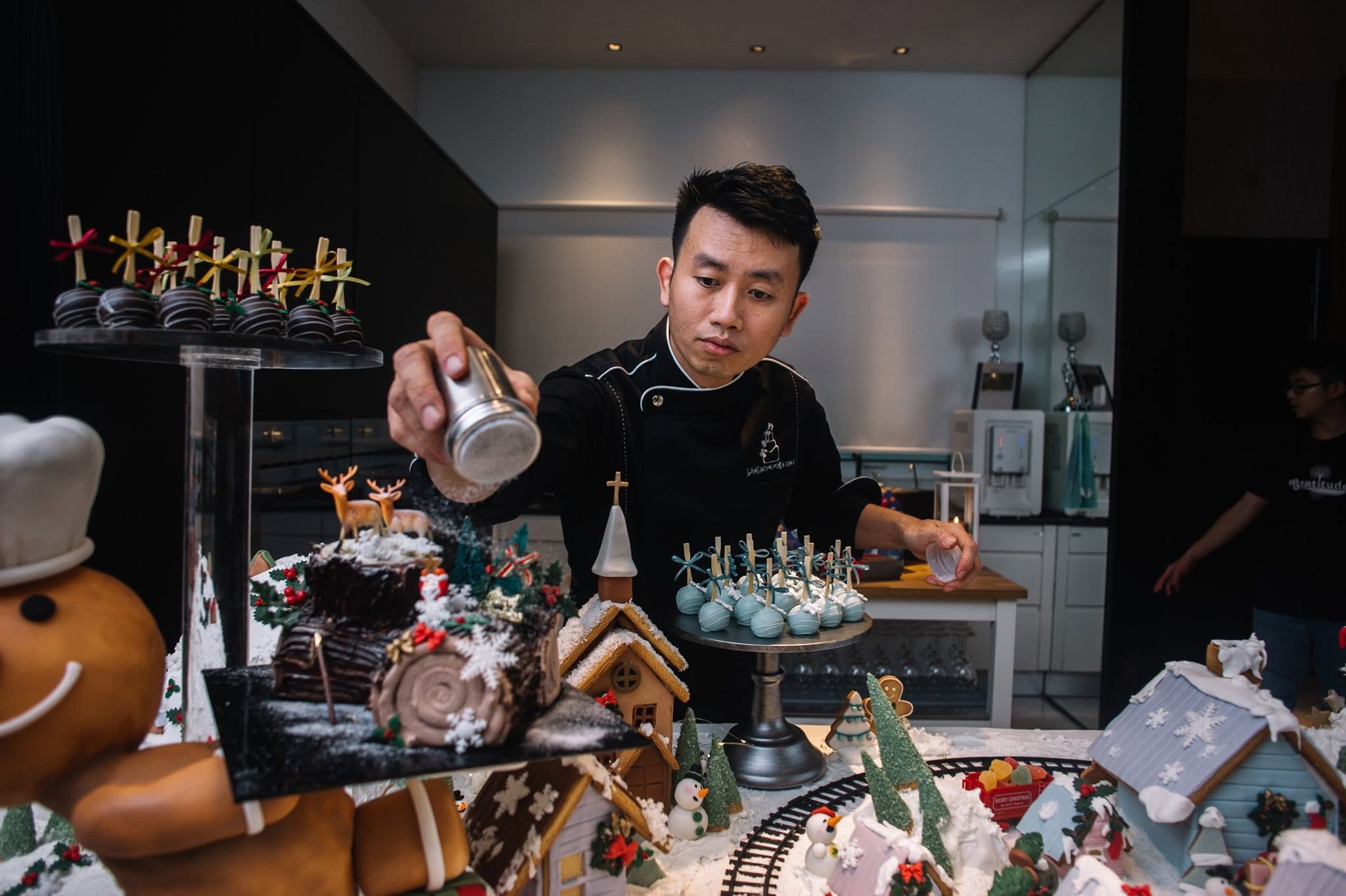 Swens Homemade Cake baker decorating festive desserts