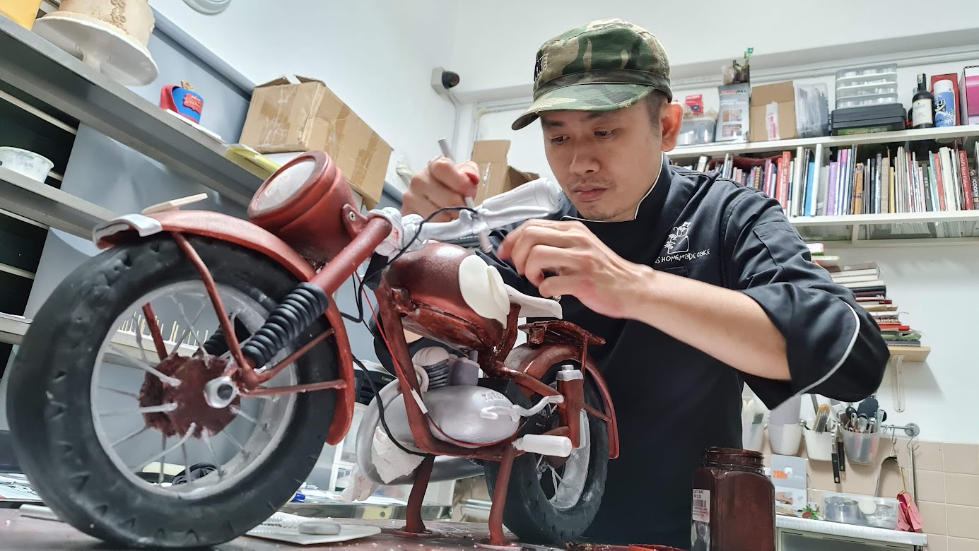 Swens Homemade Cake baker sculpting a motorcycle cake